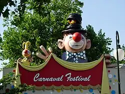 Dans le chapeau de l'enseigne