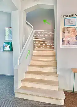 L'escalier de style streamline qui mène au balcon.