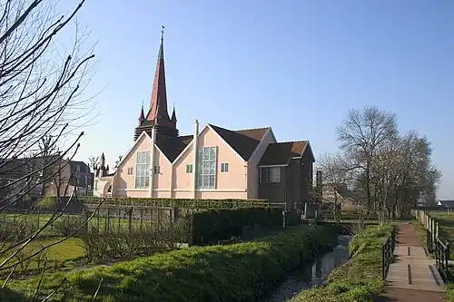 Le Crinchon, élément de la trame bleue de l'Arrageois, ici derrière l'église Saint-Vaast.