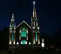 Église Sainte-Agnès de Lac-Mégantic avec la façade illuminée.