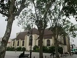 Côté Sud de l'église donnant sur la place.