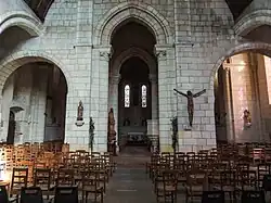 Vue intérieure de l'église, avec plusieurs rangées de chaises.