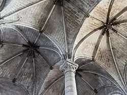 Vue rapprochée des voûtes d'ogives, avec leurs arcs brisés et leurs clés de voûtes.