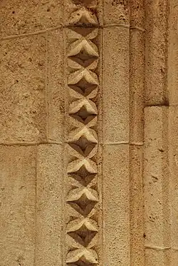 Étoiles ornant le piédroit.