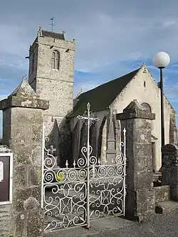 Échalier à l'entrée d'un cimetière.
