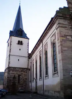Église Saint-Étienne, clocher roman et du flanc est de la nef.
