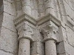 Chapiteau sculpté sur le pilier droit du portail.