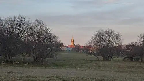Église Saint-Anne de Gilley au crépuscule
