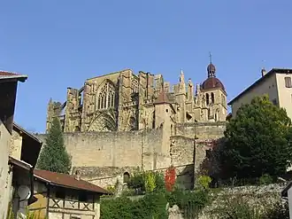 Le grand mur de soutènement devant le parvis de l'église.