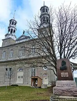 Façade avec les dommages.