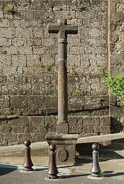 Croix en basalte.