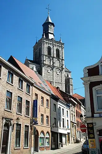 La tour vue depuis la Peperstraat, à l'ouest.