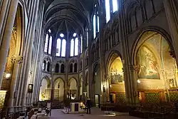 Le chœur et des chapelles latérales.