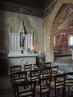 Photographie en couleurs des murs intérieurs d'une église, recouverts de fresques.