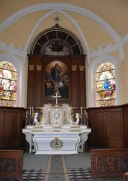 Le maître-autel en bois peint du XVIIIe&nbsp;siècle.