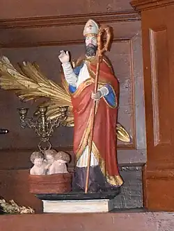 Saint Nicolas et les trois clercs au saloir en bois peint du XVIIIe&nbsp;siècle.