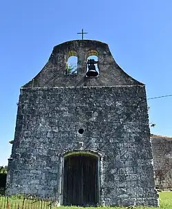 La façade percée de  deux baies campanaires.