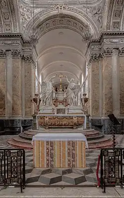 Le maître-autel, vu de la nef des fidèles