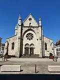 Le parvis et l'entrée principale de l'église, place Radoult-de-Lafosse.