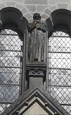 Statue de saint Vital en façade.