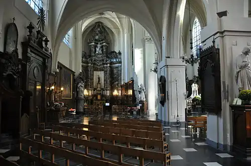 L'autel dédié à N.D. de la Paix, à gauche la Délivrance de St Pierre (Jean Van Orley)à droite la ‘Vierge à l'enfant' d'un disciple de Rubens.