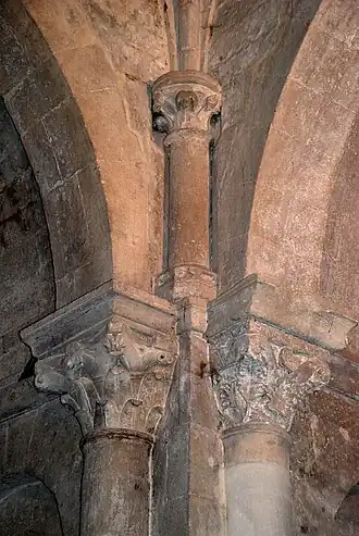 Chapiteaux et colonnette.