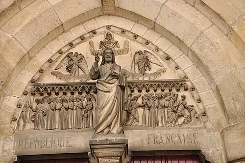 Statue de Jésus-Christ et bas-relief du portail principal.
