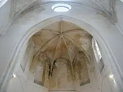 Arc triomphal et abside pentagonale.