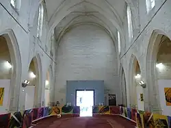 Moitié est de l'édifice et sa porte principale.