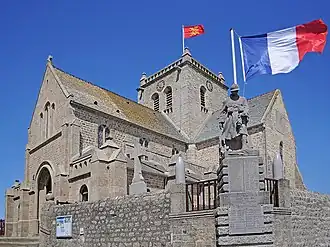 L'église Saint-Nicolas et le monument aux morts délimité par des chaînes supportées par des obus.