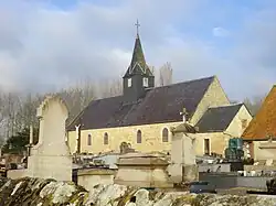 L'église Saint-Maxime et son cimetière.