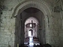 La nef vers le portail.