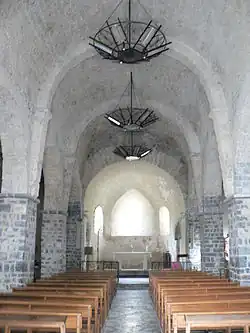 L'intérieur de l'église : la nef et son chœur.