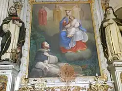 Vierge à l'enfant au-dessus d'un autel