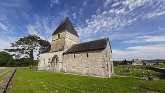 Nef du XIIe&nbsp;siècle aux arcatures obturées (à droite du clocher).