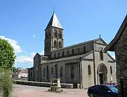 Vue générale extérieure de l'église.
