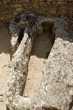 Tombe taillée dans le roc.