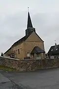 Église de Vrigne-Meuse avec cimetière attenant.