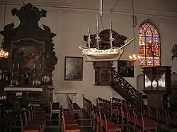 Vue de l'intérieur de l'église des Capucins d'Ostende avec une maquette de corvette du XVIIIe&nbsp;siècle.