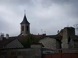 Église et reste du château d'Apinac.