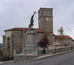 Église et monument aux morts.