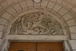 gros plan d'une sculpture visible à l'entrée de l'église