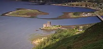 Vue générale d'Eilean Thioram (en haut à gauche), d'Eilean Donan (au centre) et de la pointe Ardelve (en haut à droite).