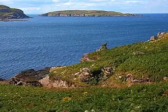 Eilean Mullagrach vue depuis Altandhu, au nord-est sur l'île de Grande-Bretagne.