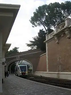 Train entrant dans la gare du Vatican