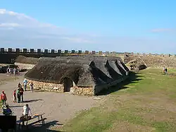 Maisons proto-historiques reconstituées au sein du fort.