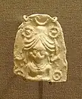 Déesse avec couronne élaborée. Musée de l'institut oriental de Chicago.