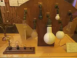 Lampes à incandescence Maxim vers 1880 et Philips vers 1900