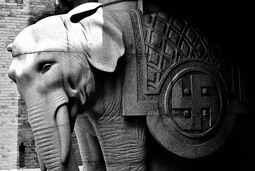 Copenhague, quartier Carlsberg&nbsp;(en), porte des Éléphants&nbsp;(en), détail d'un des éléphants sculpté au début du XXe&nbsp;siècle, portant une croix gammée. Il convient d'observer que la division SS « Nordland », composée de Scandinaves dont des Danois, avait adopté en 1943 ce type de croix incurvée (croix solaire brisée) dans son emblème (voir photo ci-dessus).