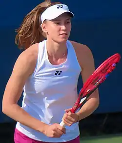 Robe à motifs bleus, blancs et verts. Short bleu sombre.